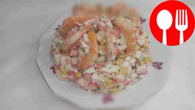 Поместите на плоскую тарелку кулинарное кольцо...