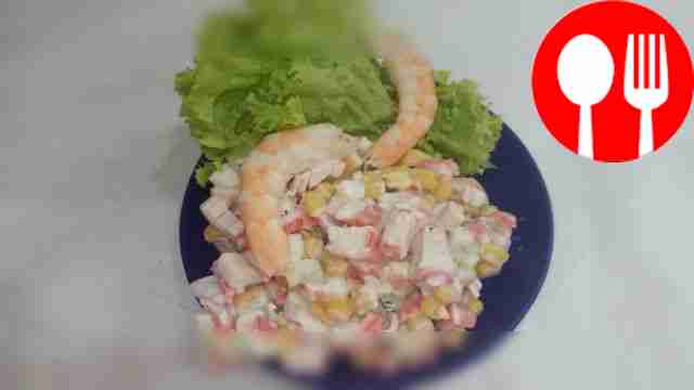 Популярный салат с креветками и крабовыми палочками