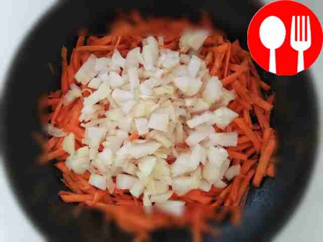 Нарежьте лук мелкими кубиками, а морковь...