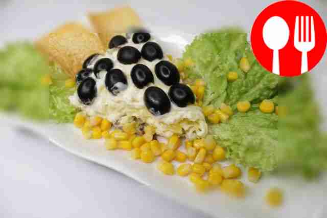 Original salad in the shape of a sunflower