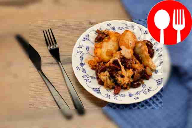 Куриное филе в томатном соусе с фасолью