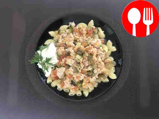 Azu with sour cream sauce and pickles