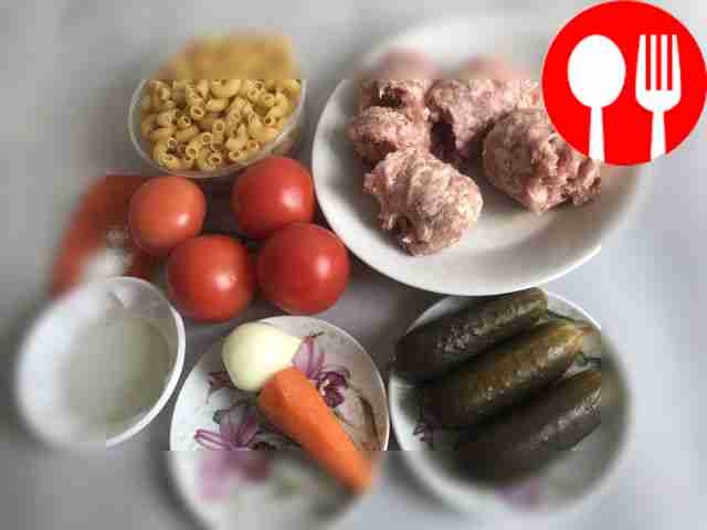 Хорошо помойте помидоры. Очистите лук и...