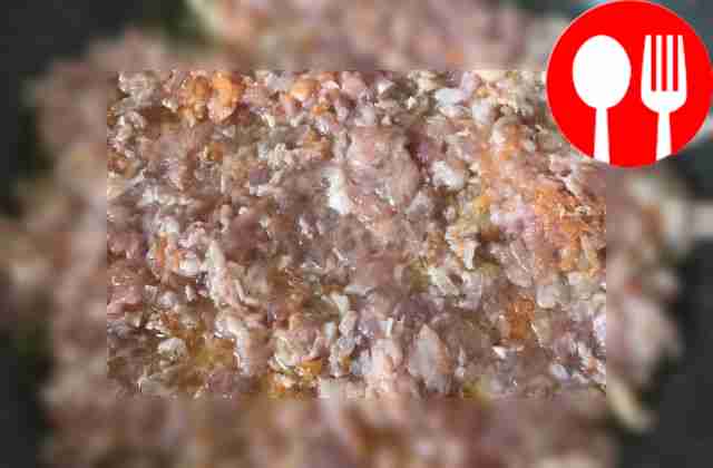 Лук очистите и мелко нарежьте для жарки....