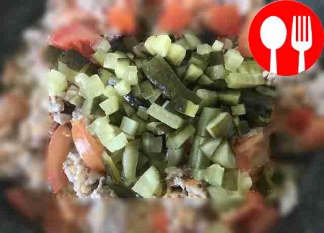 Порежьте помидоры и солёные огурцы на...