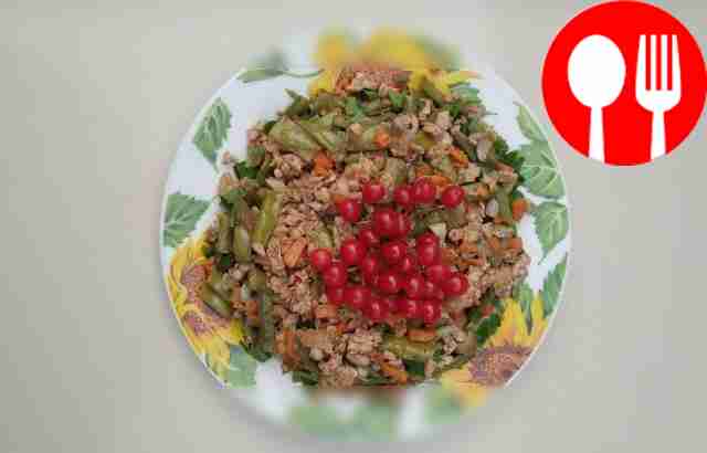 Meat stew with green beans in red wine