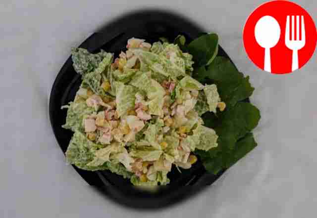 Крабовый салат с пекинской капустой, заправленный майонезом