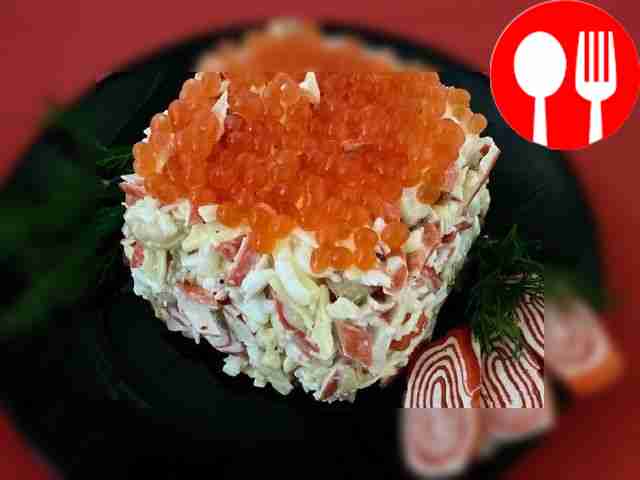 Салат с ломтиками кальмаров и крабовыми палочками