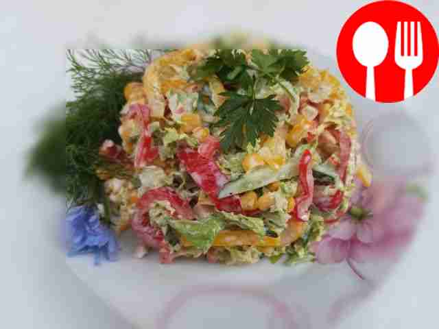 Салат с крабовыми палочками и свежими овощами