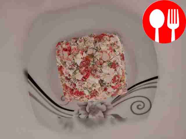 Салат с крабовыми палочками с добавлением творога и помидоров