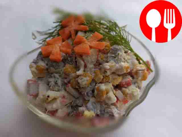 Пложите салат горкой на тарелку; сверху...