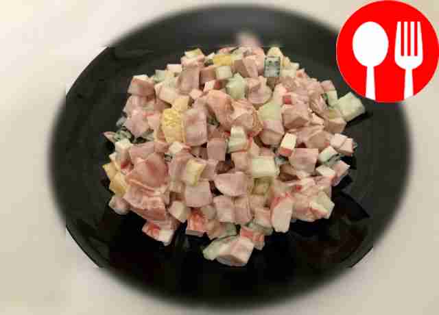 Салат с крабовыми палочками и сосисками