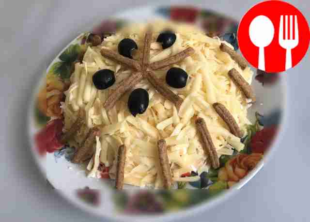 Crab salad with croutons and olives