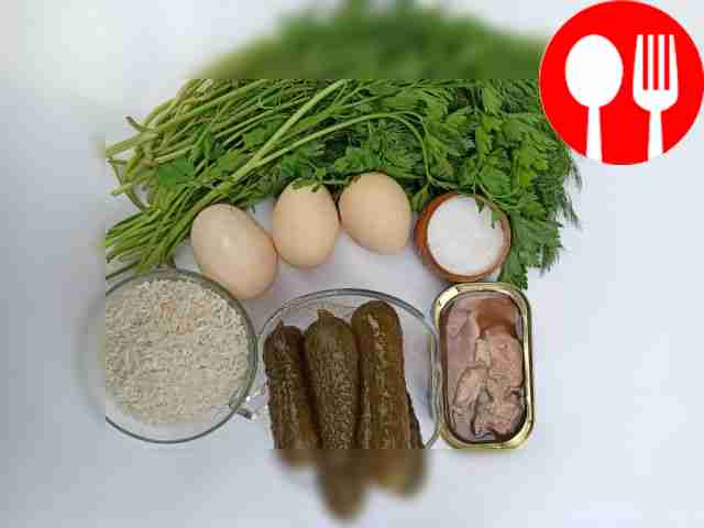 Разложите печень трески по тарелке и разомните...