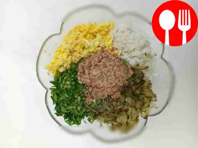 В глубокой миске соедините два варёных яйца,...