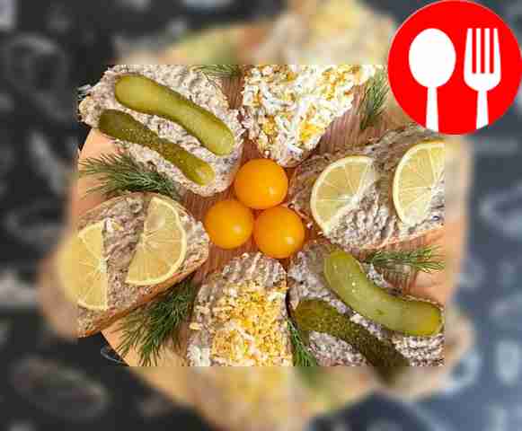 Fish appetizer with white bread croutons