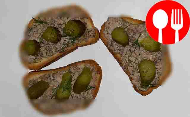 Quick croutons with sardines and pickles