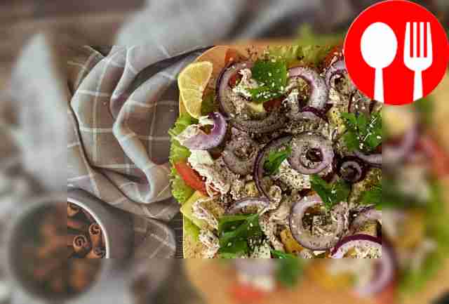 Summer salad with chicken breast and cheese