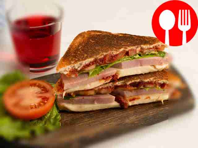 Сэндвичи с колбасой, сыром и томатной пастой на сковороде