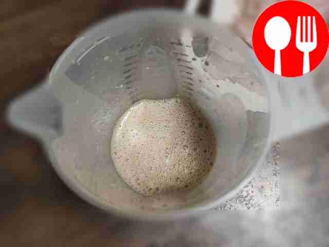 Смешайте соевый соус, крахмал, яйца и майонез...