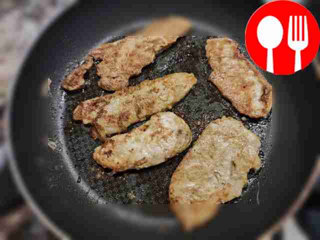 Подрумяньте отбивные на сковородке до полной...