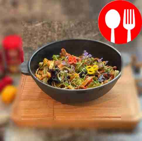 Цветная лапша с овощами и курицей