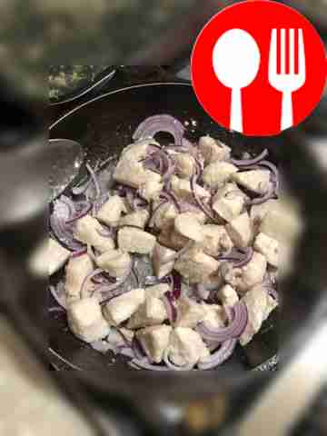 Обжарьте куриную грудку до появления...