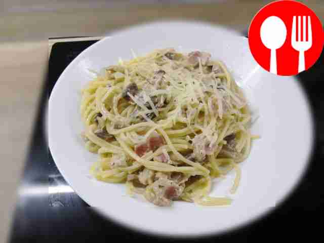 Pasta with bacon and mushrooms