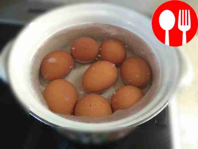 Сварите яйца.