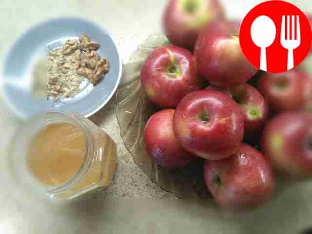 Разложите перед собой все ингредиенты. Промойте яблоки.