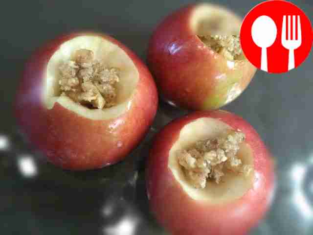 Получившуюся смесь поместите в яблоки с...