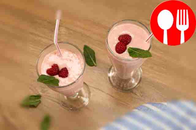 Творожный смузи с кефиром, бананом и медом