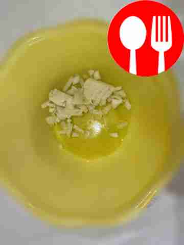 Луковицу нарежьте мелкими кусочками. Капусту...