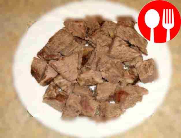 Rinse the meat, cook, adding salt.