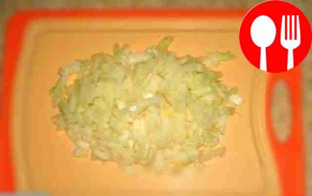 Chop the onion into small cubes.
