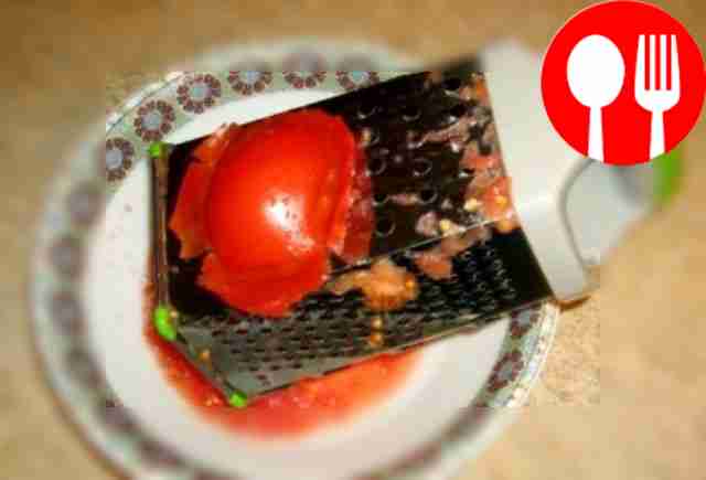 Peel the tomatoes and grate them.