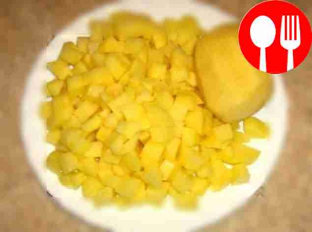 Peel the potatoes and cut into medium cubes.
