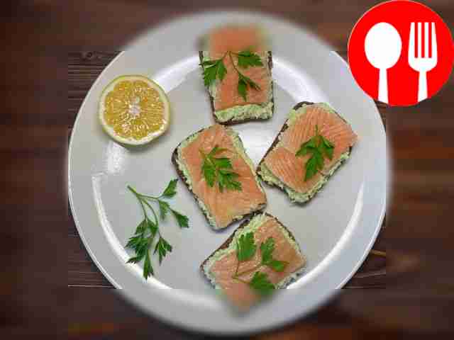 Бутерброды с красной рыбой и авокадо