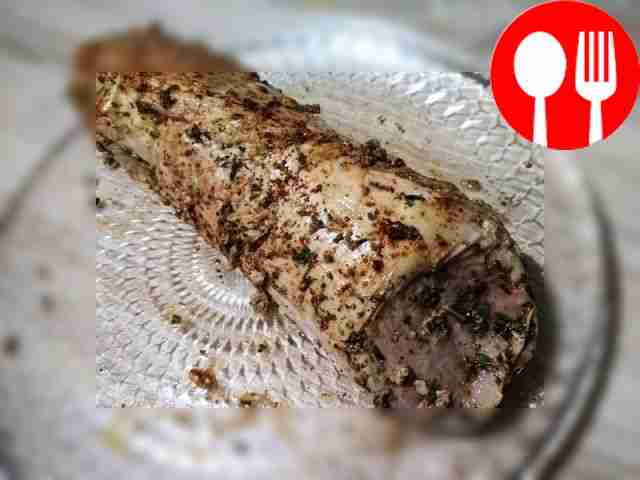 Из бульона выньте мясо, посыпьте специями и...