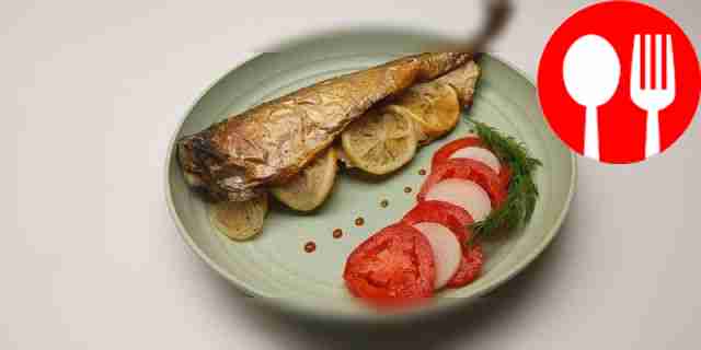 Полезная скумбрия, запеченная в рукаве