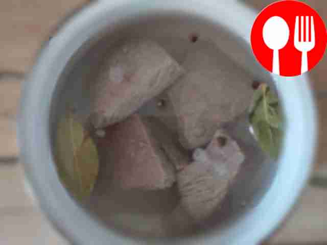 Для начинки говядину отварите в подсоленной...