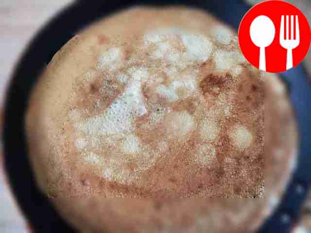 В миске взбейте яйца с сахаром и растительным...