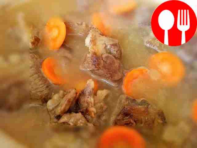 Поместите ребрышки в казан или кастрюлю с...