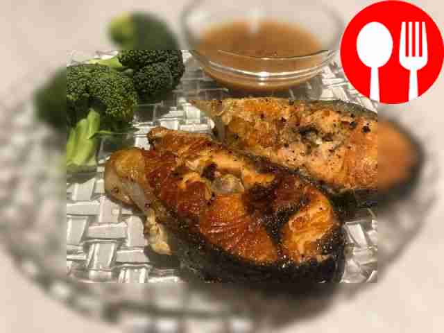 Grilled salmon with white wine sauce