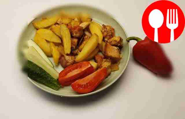 Яркая куриная грудка с картофелем