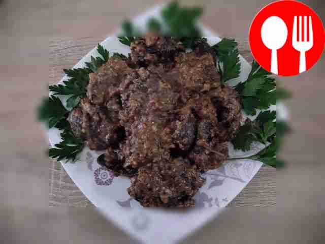 Пикантная печень с орехами в молочно-сметанном соусе