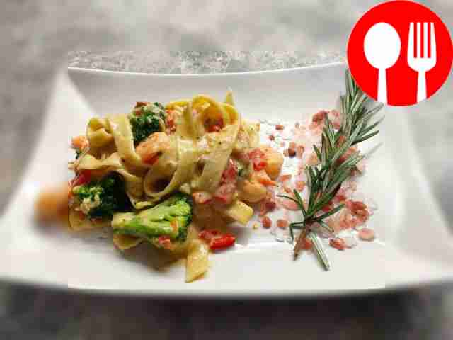 Паста с креветками, сыром и брокколи