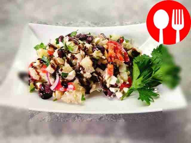 Эффектный салат из куриной грудки с красной фасолью