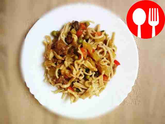 Цветной салат из овощей, яичной лапши и говядины