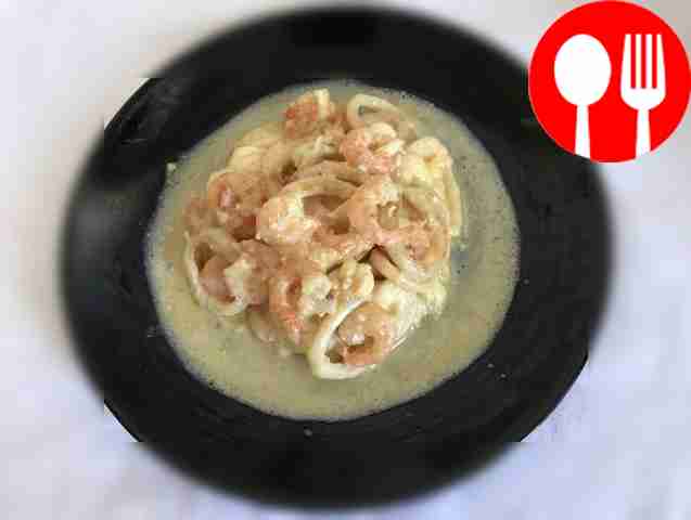 Shrimp with squid in creamy sauce